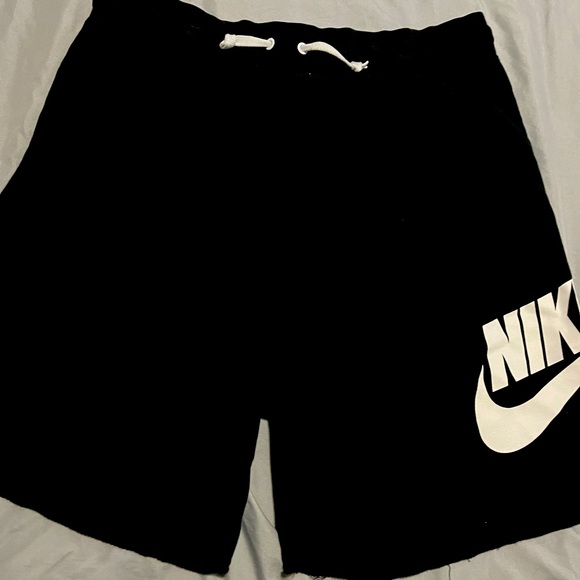 Nike Men’s Large big Nike Swoosh Athletic gym shorts - Picture 1 of 2